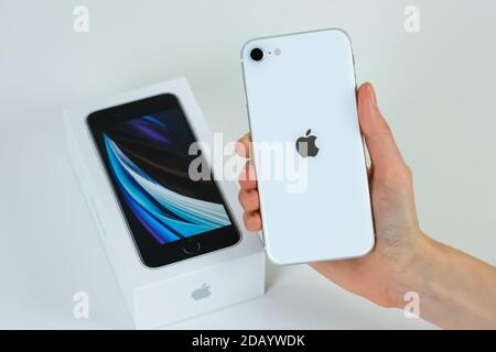 IPhone SE 2 (2. Generation) in weißer Farbe. Stockfoto