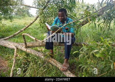 Ein männlicher Doktorand im vierten Jahr an der Universität von Kisangani studiert in Motumbe, einem Viertel in Kisangani, Demokratische Republik Kongo. Stockfoto