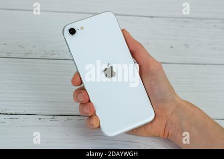 IPhone SE 2 (2. Generation) in weißer Farbe. Stockfoto
