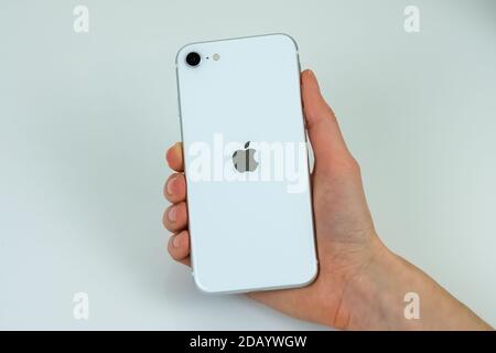 IPhone SE 2 (2. Generation) in weißer Farbe. Stockfoto