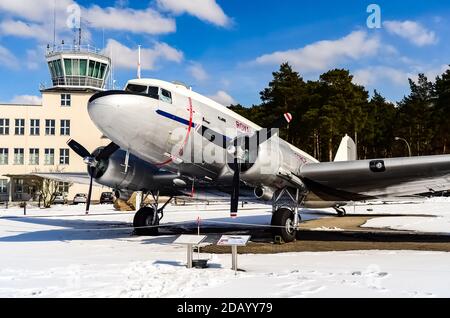 Die australische Luftwaffe Douglas C-47B Dakota (DC-3) wird im Militärhistorischen Museum in Berlin, Gatow, ausgestellt. Berlin Stockfoto