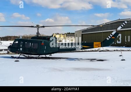 Bundesgrenzschutz Bell (Dornier) UH-1D Iroquois (205) ausgestellt im Militärhistorischen Museum in Berlin, Gatow. Berlin. Stockfoto