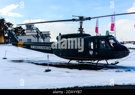 Bundesgrenzschutz Bell (Dornier) UH-1D Iroquois (205) ausgestellt im Militärhistorischen Museum in Berlin, Gatow. Berlin. Stockfoto