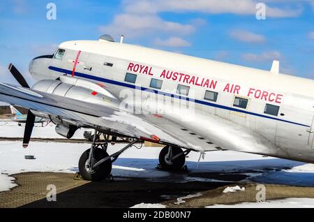 Die australische Luftwaffe Douglas C-47B Dakota (DC-3) wird im Militärhistorischen Museum in Berlin, Gatow, ausgestellt. Berlin Stockfoto