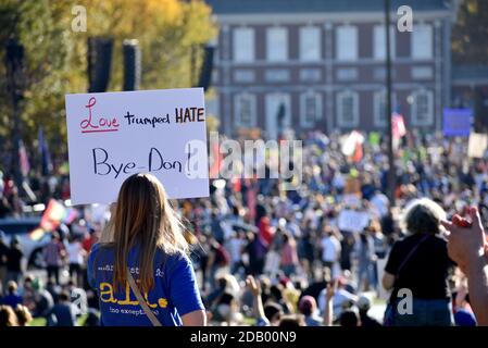 Ein Demonstrator hält ein Zeichen, nachdem Joe Biden von Nachrichtenagenturen als 46. US-Präsident in der Independence Hall, Philadelphia, PA, gewählt wurde. Stockfoto