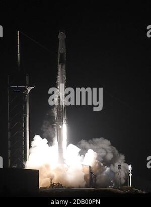 Cape Canaveral, Usa. November 2020. Eine SpaceX Falcon 9 Rakete mit der Raumsonde Crew Dragon startet von Pad 39A im Kennedy Space Center. Die Crew-1-Mission schickt eine Besatzung von vier Astronauten zur Internationalen Raumstation. Kredit: SOPA Images Limited/Alamy Live Nachrichten Stockfoto