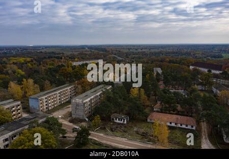 Elstal, Deutschland. November 2020. Blick auf die Ruinen des ehemaligen Olympischen Dorfes in Elstal in Brandenburg. Nach Jahrzehnten der Vernachlässigung mit dem damit einhergehenden Verfall der historischen Gebäude bestimmen Bauarbeiter die Ereignisse auf einem Teil des Areals. Sie haben den ehemaligen Speisesaal der Nationen im Olympischen Dorf umfassend renoviert und weitere neue Wohngebäude in unmittelbarer Nähe errichtet. Quelle: Paul Zinken/dpa-Zentralbild/ZB/dpa/Alamy Live News Stockfoto