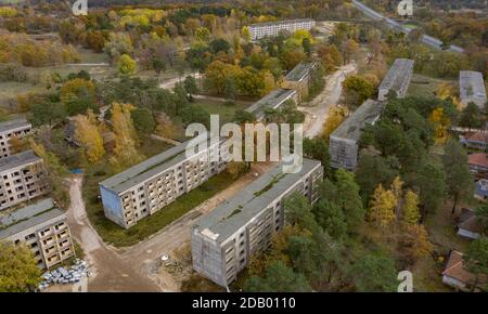 Elstal, Deutschland. November 2020. Blick auf die Ruinen des ehemaligen Olympischen Dorfes in Elstal in Brandenburg. Nach Jahrzehnten der Vernachlässigung mit dem damit einhergehenden Verfall der historischen Gebäude bestimmen Bauarbeiter die Ereignisse auf einem Teil des Areals. Sie haben den ehemaligen Speisesaal der Nationen im Olympischen Dorf umfassend renoviert und weitere neue Wohngebäude in unmittelbarer Nähe errichtet. Quelle: Paul Zinken/dpa-Zentralbild/ZB/dpa/Alamy Live News Stockfoto