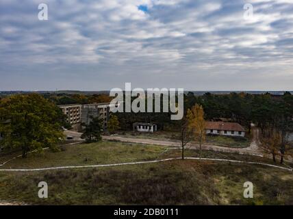 Elstal, Deutschland. November 2020. Blick auf die Ruinen des ehemaligen Olympischen Dorfes in Elstal in Brandenburg. Nach Jahrzehnten der Vernachlässigung mit dem damit einhergehenden Verfall der historischen Gebäude bestimmen Bauarbeiter die Ereignisse auf einem Teil des Areals. Sie haben den ehemaligen Speisesaal der Nationen im Olympischen Dorf umfassend renoviert und weitere neue Wohngebäude in unmittelbarer Nähe errichtet. Quelle: Paul Zinken/dpa-Zentralbild/ZB/dpa/Alamy Live News Stockfoto