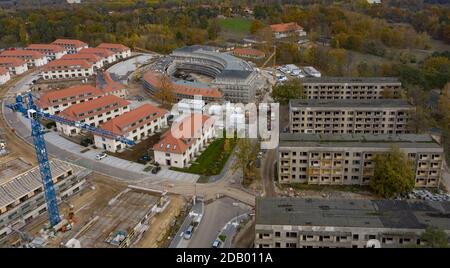 Elstal, Deutschland. November 2020. Blick auf die Ruinen des ehemaligen Olympischen Dorfes in Elstal in Brandenburg. Nach Jahrzehnten der Vernachlässigung mit dem damit einhergehenden Verfall der historischen Gebäude bestimmen Bauarbeiter die Ereignisse auf einem Teil des Areals. Sie haben den ehemaligen Speisesaal der Nationen im Olympischen Dorf umfassend renoviert und weitere neue Wohngebäude in unmittelbarer Nähe errichtet. Quelle: Paul Zinken/dpa-Zentralbild/ZB/dpa/Alamy Live News Stockfoto