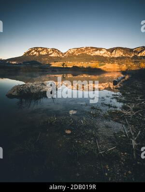 Hohe Wand Felswand in Niederösterreich spiegelt sich in einem see Stockfoto