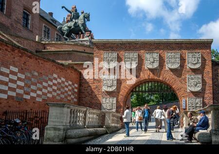 Der nördliche Eingang zum Schloss Wawel in Krakau in Polen. Über dem Torbogen befindet sich das Tadeusz Kosciuszko Denkmal. Stockfoto