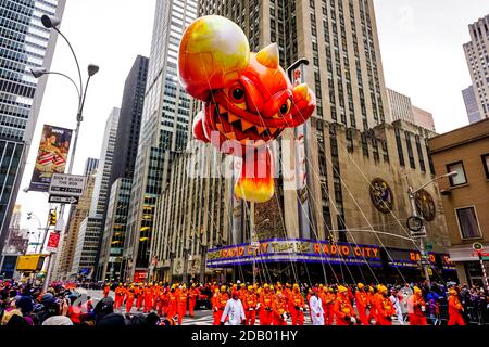 Skylander Eruptor Ballon schwebt in der Luft während Macy's Thanksgiving Tag Parade entlang der Avenue of Americas mit der Radio-Musik Halle im Hintergrund Stockfoto