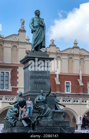 Das Adamowi Mickiewiczowi Narod (Adam-Mickiewicz-Denkmal) auf dem Hauptmarkt in der Altstadt von Krakau in Polen. Stockfoto