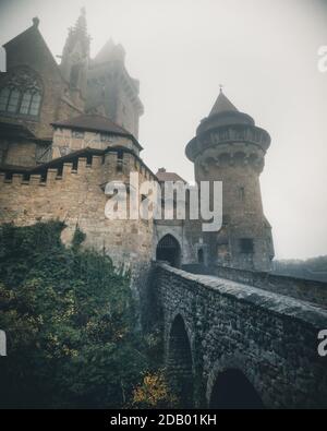 Schloss Kreuzenstein in Österreich im Herbst an einem nebligen Morgen Stockfoto