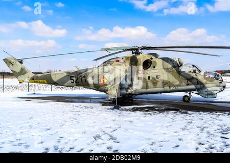 Die DDR Air Force Mil Mi-24D wird im Militärhistorischen Museum in Berlin, Gatow, ausgestellt Stockfoto