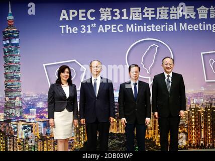 Taipeh, Taiwan. November 2020. Vertreter machen ein Gruppenfoto nach der 31. APEC-Ministerkonferenz im Nationalen Entwicklungsrat in Taipei. Kredit: SOPA Images Limited/Alamy Live Nachrichten Stockfoto