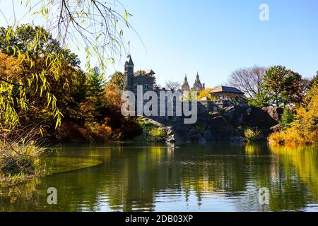 Schloss Belvedere während der Herbstsaison im Central Park mit Touristen genießen gelbe Bäume auf der Spitze der Herbstlaub in der Herbstsaison. Stockfoto