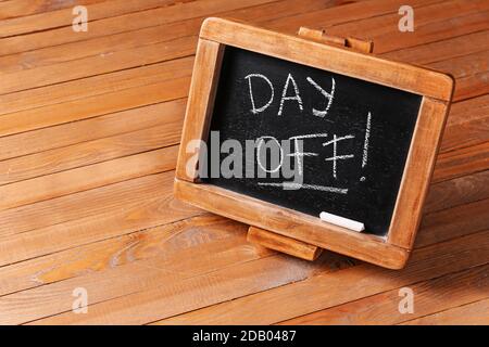 Tafel mit Text TAG FREI auf Holzhintergrund Stockfoto