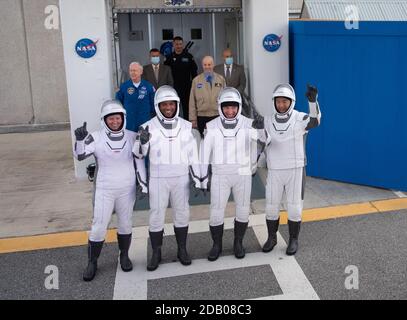 Cape Canaveral, Florida, USA. November 2020. Die NASA-Astronauten Shannon Walker (1. L), Victor Glover (2. L), Mike Hopkins (2. R) und der Astronaut der Japan Aerospace Exploration Agency Soichi Noguchi mit SpaceX-Raumanzügen, Winken Sie, während sie aus dem Neil A. Armstrong Operations and Checkout Building zum Launch Complex 39A gehen, um an Bord der Raumsonde SpaceX Crew Dragon für den Start der Crew-1-Mission im Kennedy Space Center der NASA in Florida, USA, am 15. November 2020 zu gehen. Quelle: Xinhua/Alamy Live News Stockfoto