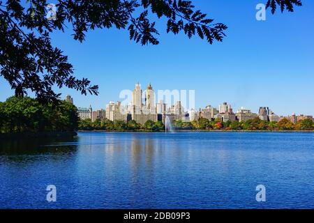 The Eldorado towers and the Jacqueline Kennedy Onassis Reservoir with yellow trees at the peak of the fall foliage colors in the Autumn. Stockfoto