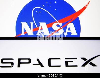 In dieser Abbildung ist ein SpaceX-Logo auf einem Smartphone mit einem NASA-Logo im Hintergrund zu sehen.NASA und SpaceX starteten Falcon 9-Rakete mit der Raumsonde Crew Dragon an Bord, NASA-Astronauten Mike Hopkins, Victor Glover, Shannon Walker, Und JAXA-Astronaut Soichi Noguchi bei seiner ersten sechsmonatigen NASA SpaceX Crew-1-Mission zur Internationalen Raumstation ISS im Kennedy Space Center der NASA in Florida, USA.die Crew-1 ist die erste Crew-Rotation-Mission der Raumsonde SpaceX Crew Dragon zur Internationalen Raumstation ISS. Stockfoto