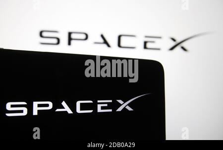 Ukraine. November 2020. In dieser Abbildung ist ein SpaceX-Logo auf einem Smartphone zu sehen.NASA und SpaceX starteten die Falcon 9-Rakete mit der Raumsonde Crew Dragon an Bord, die NASA-Astronauten Mike Hopkins, Victor Glover, Shannon Walker, Und JAXA-Astronaut Soichi Noguchi bei seiner ersten sechsmonatigen NASA SpaceX Crew-1-Mission zur Internationalen Raumstation ISS im Kennedy Space Center der NASA in Florida, USA.die Crew-1 ist die erste Crew-Rotation-Mission der Raumsonde SpaceX Crew Dragon zur Internationalen Raumstation ISS. Kredit: SOPA Images Limited/Alamy Live Nachrichten Stockfoto