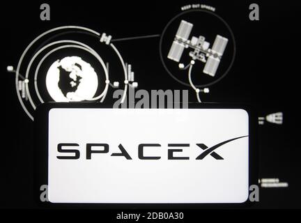 Ukraine. November 2020. In dieser Abbildung ist ein SpaceX-Logo auf einem Smartphone zu sehen.NASA und SpaceX starteten die Falcon 9-Rakete mit der Raumsonde Crew Dragon an Bord, die NASA-Astronauten Mike Hopkins, Victor Glover, Shannon Walker, Und JAXA-Astronaut Soichi Noguchi bei seiner ersten sechsmonatigen NASA SpaceX Crew-1-Mission zur Internationalen Raumstation ISS im Kennedy Space Center der NASA in Florida, USA.die Crew-1 ist die erste Crew-Rotation-Mission der Raumsonde SpaceX Crew Dragon zur Internationalen Raumstation ISS. Kredit: SOPA Images Limited/Alamy Live Nachrichten Stockfoto