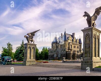 Khryashchevka, Russland, 16. Juli 2020, Garibaldi Schloss und Greifen auf dem Hintergrund des Abendhimmels Stockfoto