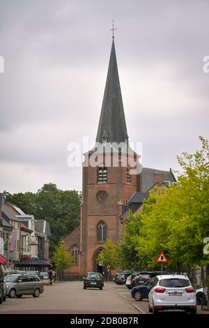 Abbildung zeigt die Kirche Sint-Lambertuskerk in Westerlo, Montag, 29. Juni 2020. BELGA FOTO LUC CLAESSEN Stockfoto