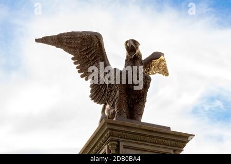 Griffin Statue vor dem Hintergrund des Abendhimmels, selektiver Fokus Stockfoto