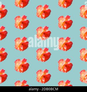 Nahtloses Muster mit Rosen auf hellgrau-blauem Hintergrund. Flach liegend, Draufsicht. Pop Art kreatives Design für Textil, Mode, Tapete, Stoff, Geschenkpapier. Stockfoto