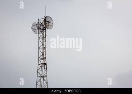 Kommunikationsturm mit dem bewölkten Himmel Hintergrund. Stockfoto