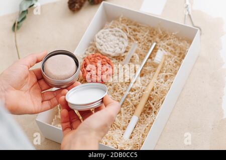 Weibliche Hand Kommissionierung Einstellung Pulver Form Box mit Multi-Use umweltfreundliche Artikel. Stockfoto