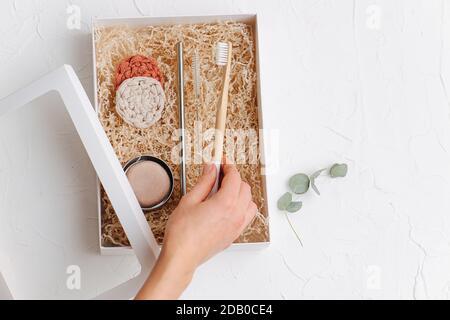 Hand Kommissionierung Zahnbürste Form Box mit Multi-Use umweltfreundliche Artikel. Stockfoto