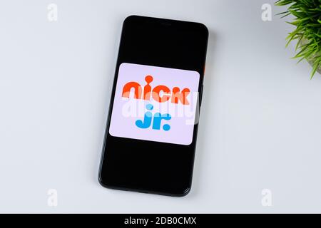 Nick Jr. - zeigt & Spiele App-Logo auf einem Smartphone-Bildschirm. Stockfoto