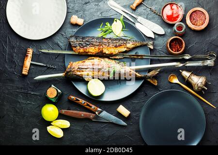 Fisch Kebab von Makrele. Makrele auf Spieße. Gegrillter Fisch. Stockfoto