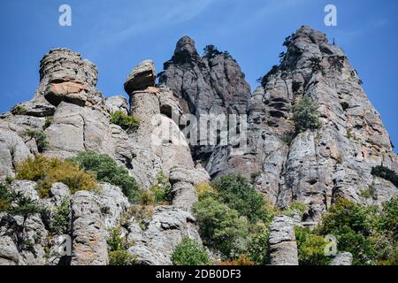 Steinhügel und Berge gegen einen blauen Himmel. Natürlicher Hintergrund Stockfoto