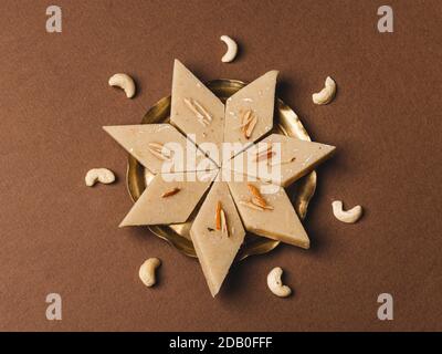 Kaju katli / kaju barfi ist eine diamantene Form indischen süßen mit Verwendung Cashew Stock Bild gemacht. Stockfoto