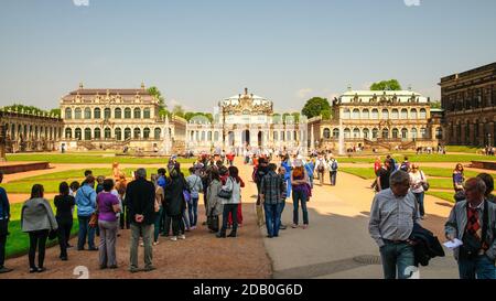 Touristen am Zwinger in Dresden, Sachsen Stockfoto