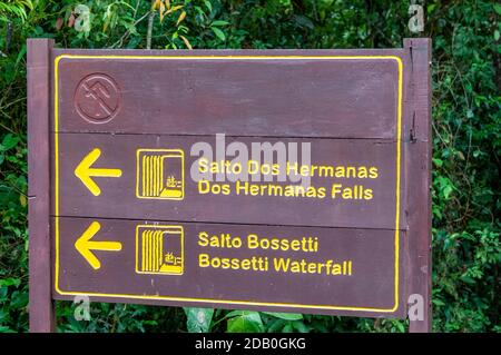 Ein Touristenschild zum Bossetti Wasserfall im Iguazu Nationalpark von Argentinien. Die Iguazu Wasserfälle sind das größte Wasserfallsystem der Welt Stockfoto