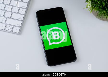 WhatsApp Business App-Logo auf einem Smartphone-Bildschirm. Stockfoto