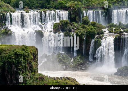 Die Adam & Eve fällt in die Iguazu Wasserfälle Die argentinische Seite der Grenze zu Brasilien der Iguazu Wasserfälle ist das größte Wasserfallsystem Stockfoto