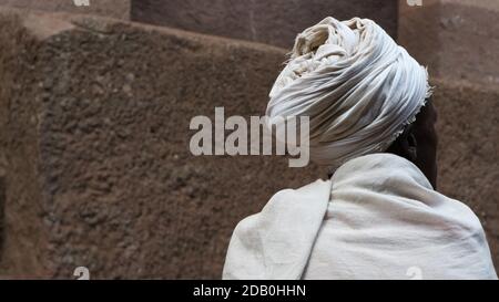 Lalibela/Äthiopien - 12. April 2019: Koptischer christlicher Pilger vor der Felsenkirche Lalibela, Äthiopien Stockfoto