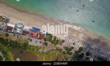 Antenne drone Blick auf Urlaub in Sanur, Bali, Indonesien mit Blick aufs Meer, Boote, Strand, Villen, und die Menschen. Stockfoto