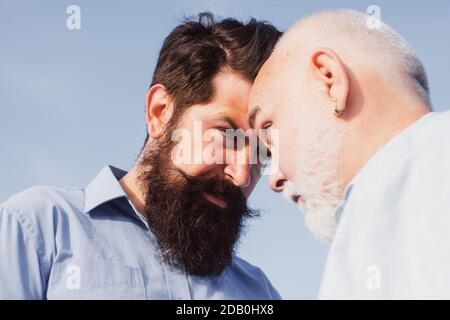 Man. Familiengeneration: Zukunftstraum und Menschenkonzept. Männlich Multi Generation Portrait. Zwei Generationen - Wochenende zusammen Stockfoto
