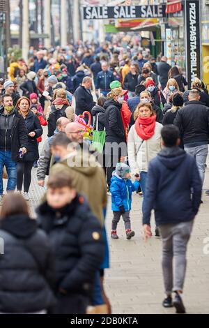 Wien, Österreich. November 2020. Volksgeschäfte an der Mariahilfer Einkaufsstraße am Wochenende vor der Lockdown-Modernisierung, Wien, Österreich, 14. November 2020. Österreich ordnete am Samstag eine dreiwöchige nationale Sperre ab November 17 an, um die Ausbreitung von COVID-19 einzuschränken. Quelle: Georges Schneider/Xinhua/Alamy Live News Stockfoto