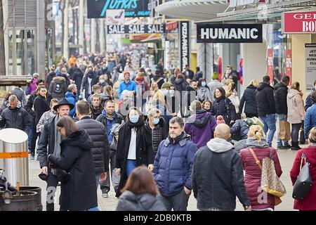 Wien, Österreich. November 2020. Volksgeschäfte an der Mariahilfer Einkaufsstraße am Wochenende vor der Lockdown-Modernisierung, Wien, Österreich, 14. November 2020. Österreich ordnete am Samstag eine dreiwöchige nationale Sperre ab November 17 an, um die Ausbreitung von COVID-19 einzuschränken. Quelle: Georges Schneider/Xinhua/Alamy Live News Stockfoto