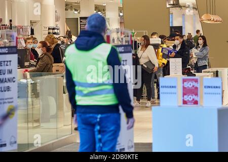 Wien, Österreich. November 2020. Volksgeschäfte an der Mariahilfer Einkaufsstraße am Wochenende vor der Lockdown-Modernisierung, Wien, Österreich, 14. November 2020. Österreich ordnete am Samstag eine dreiwöchige nationale Sperre ab November 17 an, um die Ausbreitung von COVID-19 einzuschränken. Quelle: Georges Schneider/Xinhua/Alamy Live News Stockfoto