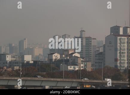 Seoul, Südkorea. November 2020. Gebäude sind in Smog gehüllt in Seoul, Südkorea, 16. November 2020. Der dicke Dunst verschlang am Montag die südkoreanische Hauptstadt Seoul sowie ihre Umgebung. Quelle: Wang Jingqiang/Xinhua/Alamy Live News Stockfoto